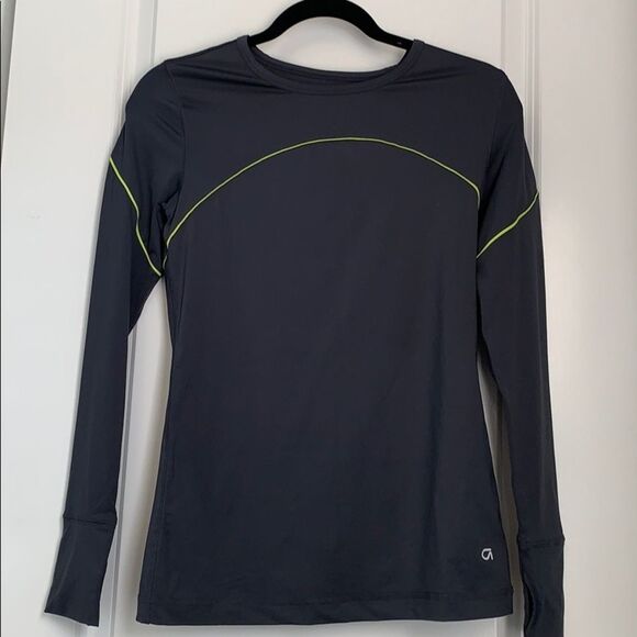 GAP Tops - 🔴 Gray workout shirt